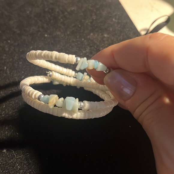 Shell chipped wire wrapped bracelet - Picture 2 of 5